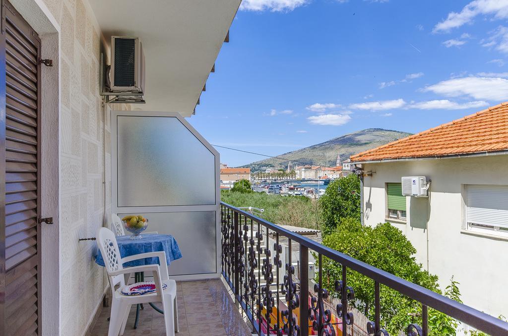 Apartments And Rooms Iva Trogir Exterior foto
