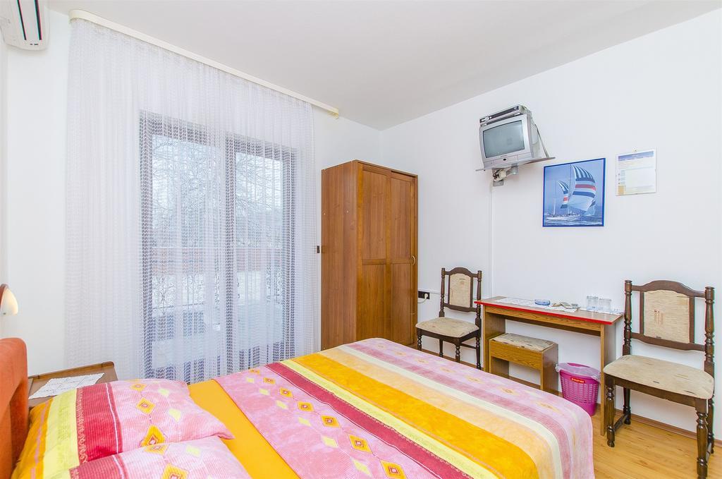 Apartments And Rooms Iva Trogir Exterior foto