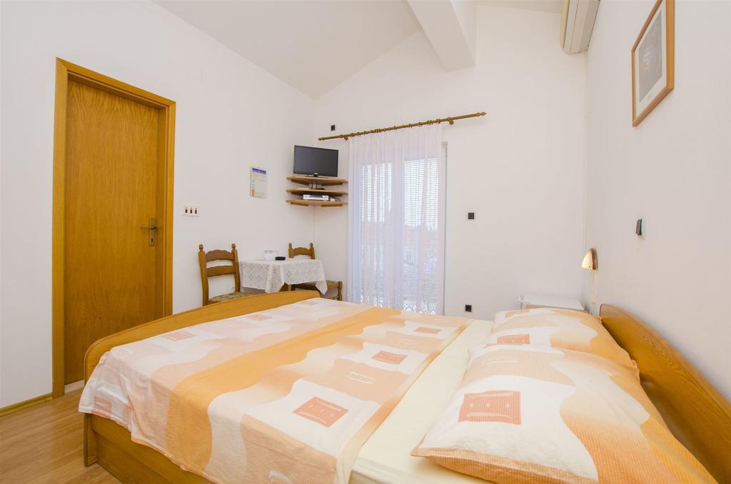 Apartments And Rooms Iva Trogir Exterior foto