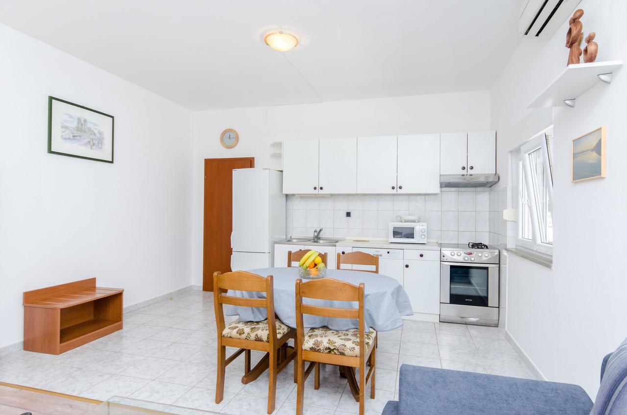 Apartments And Rooms Iva Trogir Exterior foto