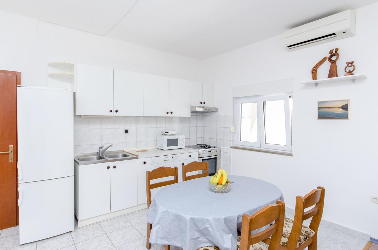Apartments And Rooms Iva Trogir Exterior foto